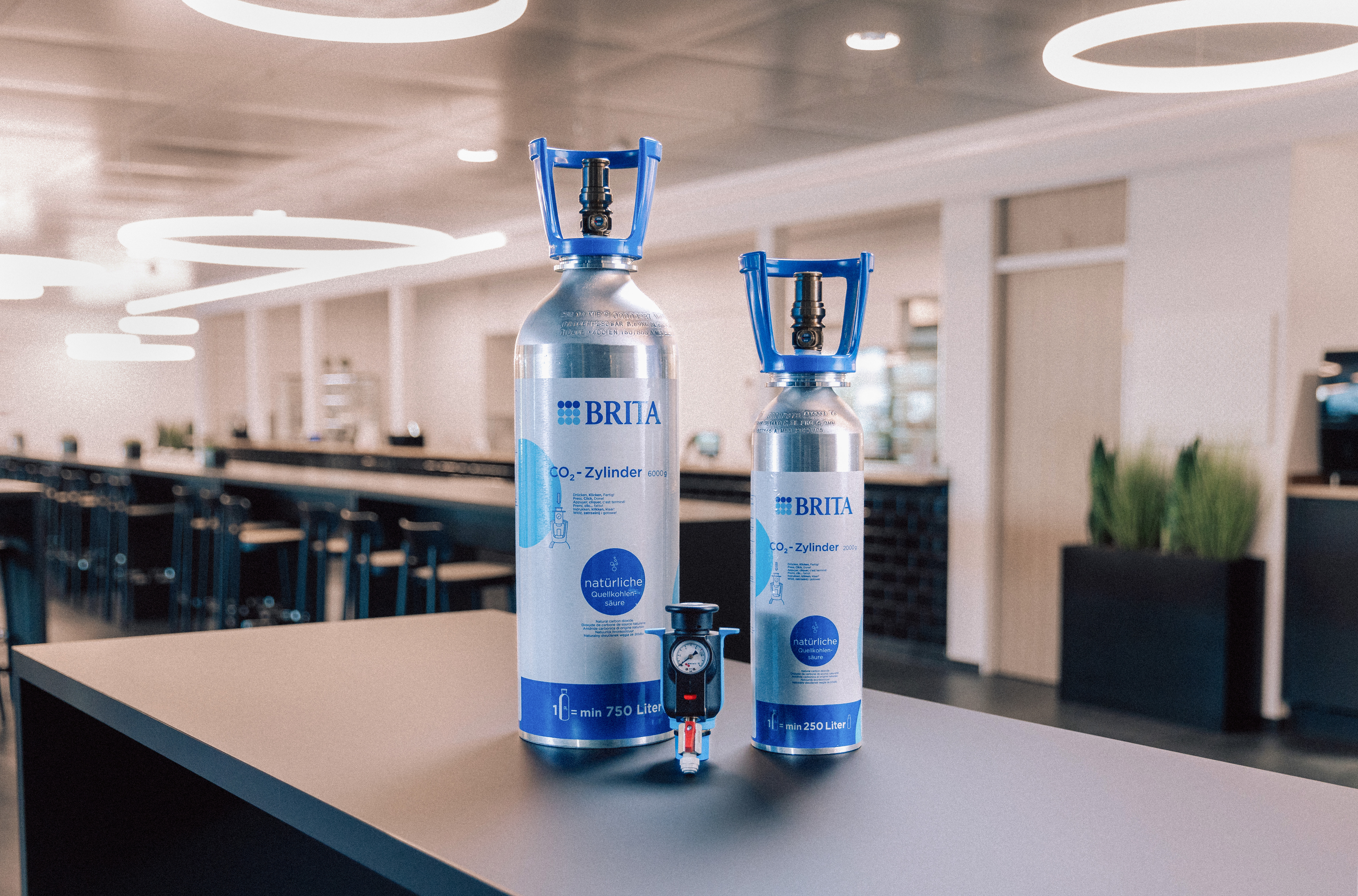 BRITA bietet Ihnen als Wasserspender-Kunden jetzt auch die Versorgung mit Kohlensäure-Zylindern in verschiedenen Größen an.